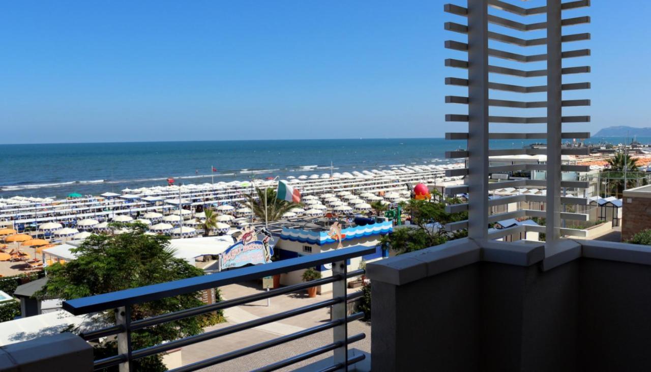 Hotel Record Riccione Exteriör bild