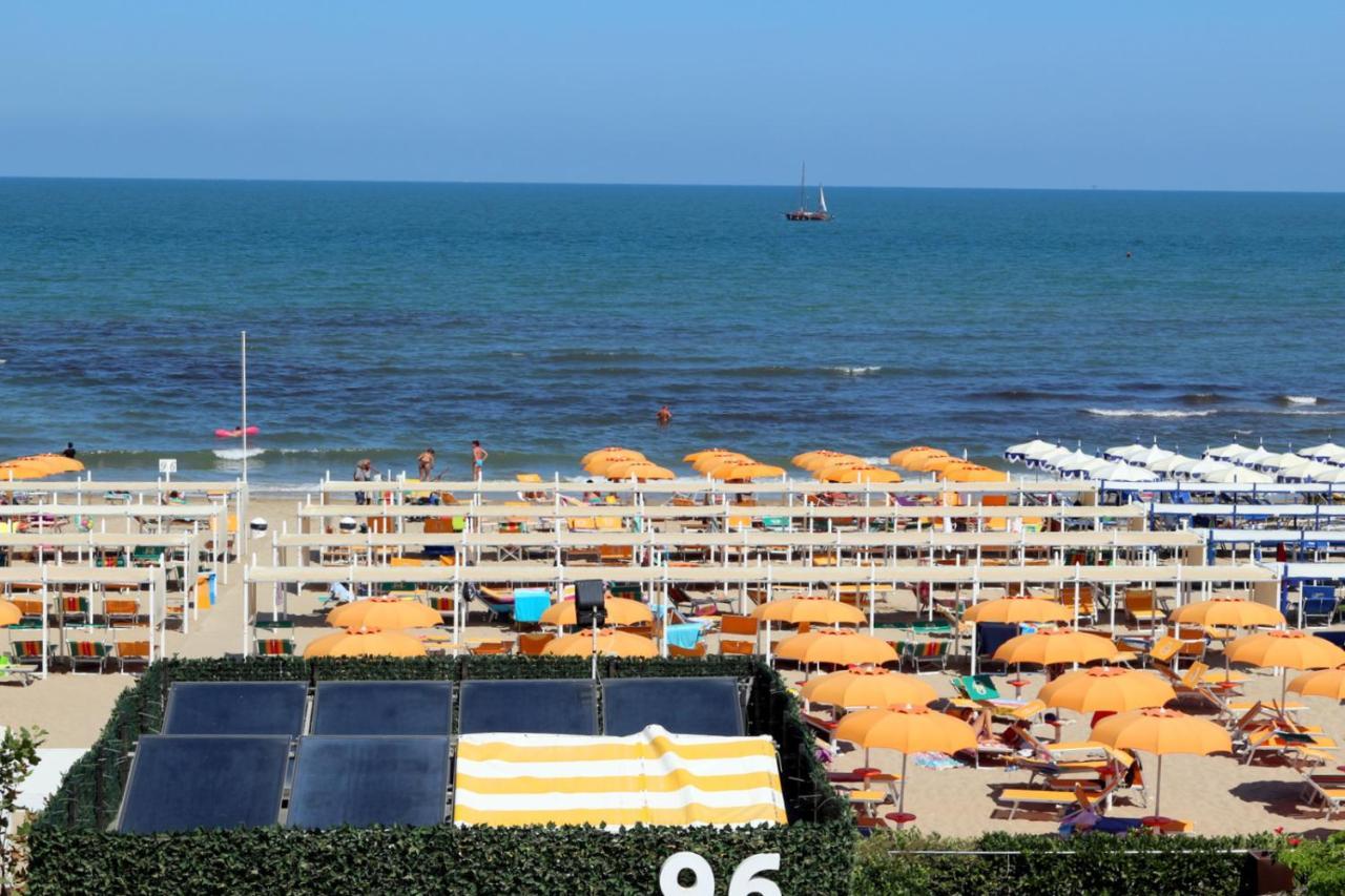 Hotel Record Riccione Exteriör bild