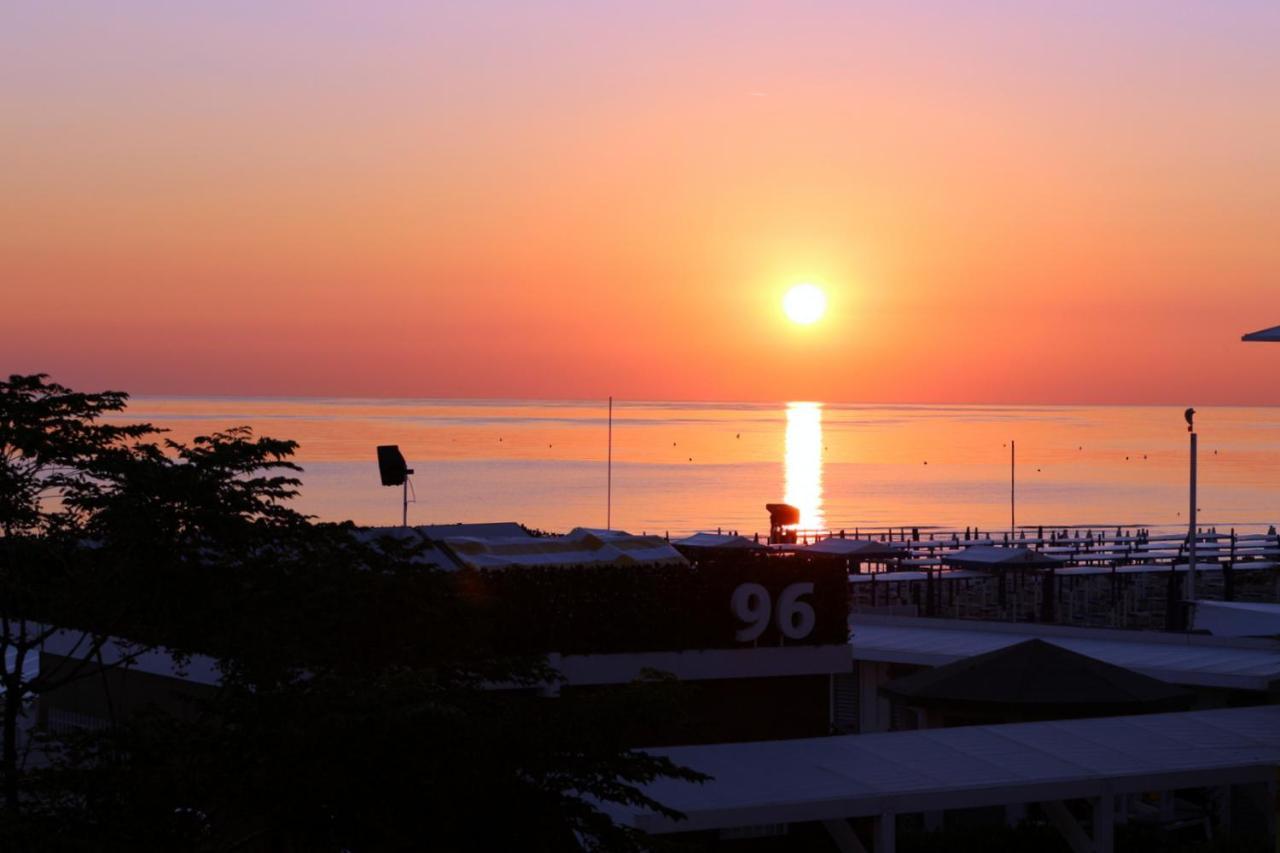Hotel Record Riccione Exteriör bild