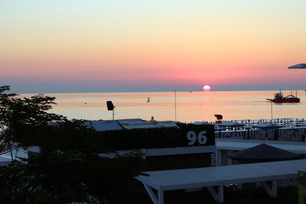 Hotel Record Riccione Exteriör bild