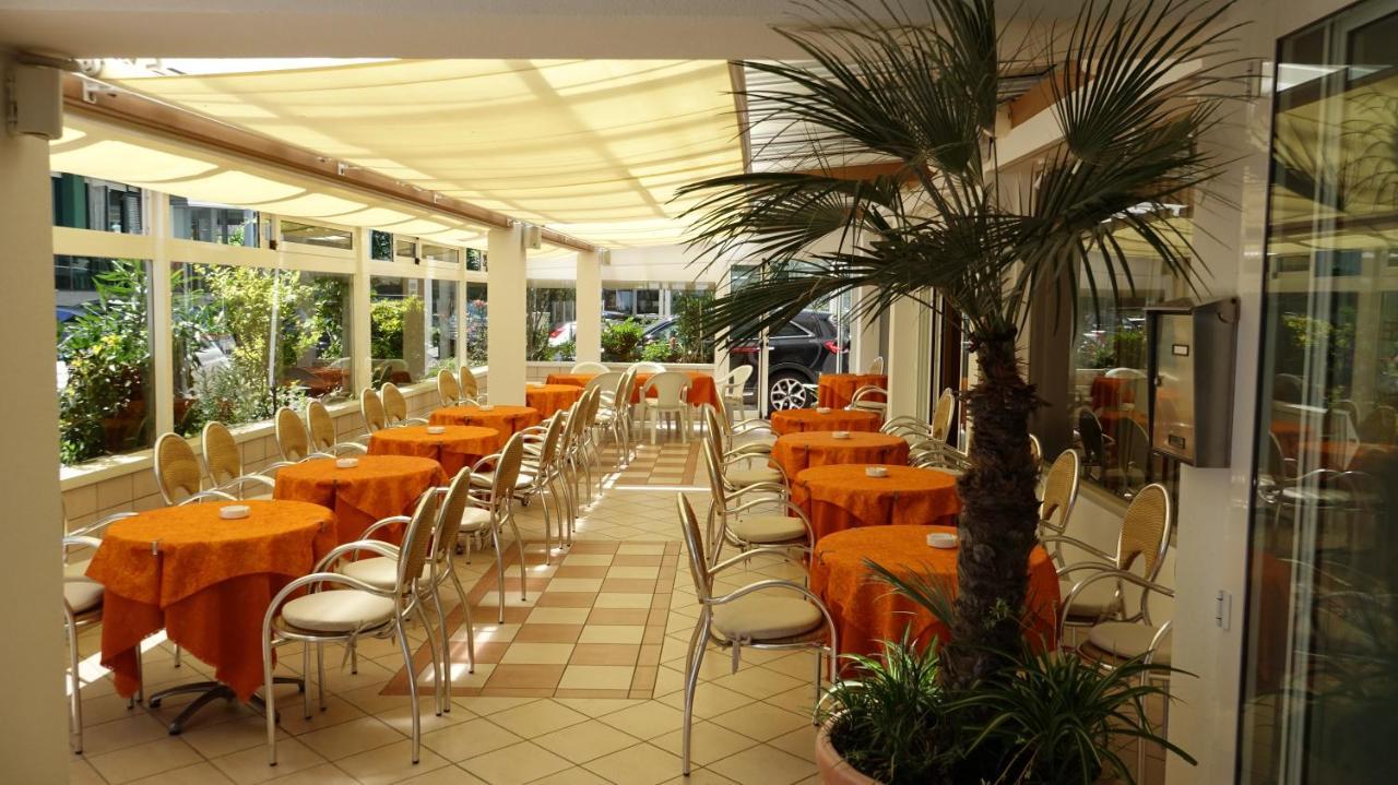 Hotel Record Riccione Exteriör bild